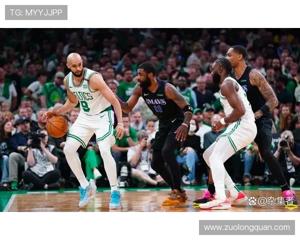 独行侠与凯尔特人激战正酣 双方球员全力以赴争夺季后赛关键胜利