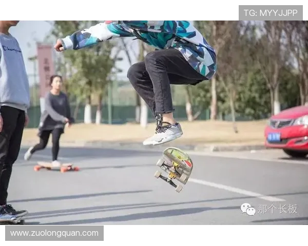 武汉滑板队在马拉松大满贯中的精彩节奏表现与赛事点评分析